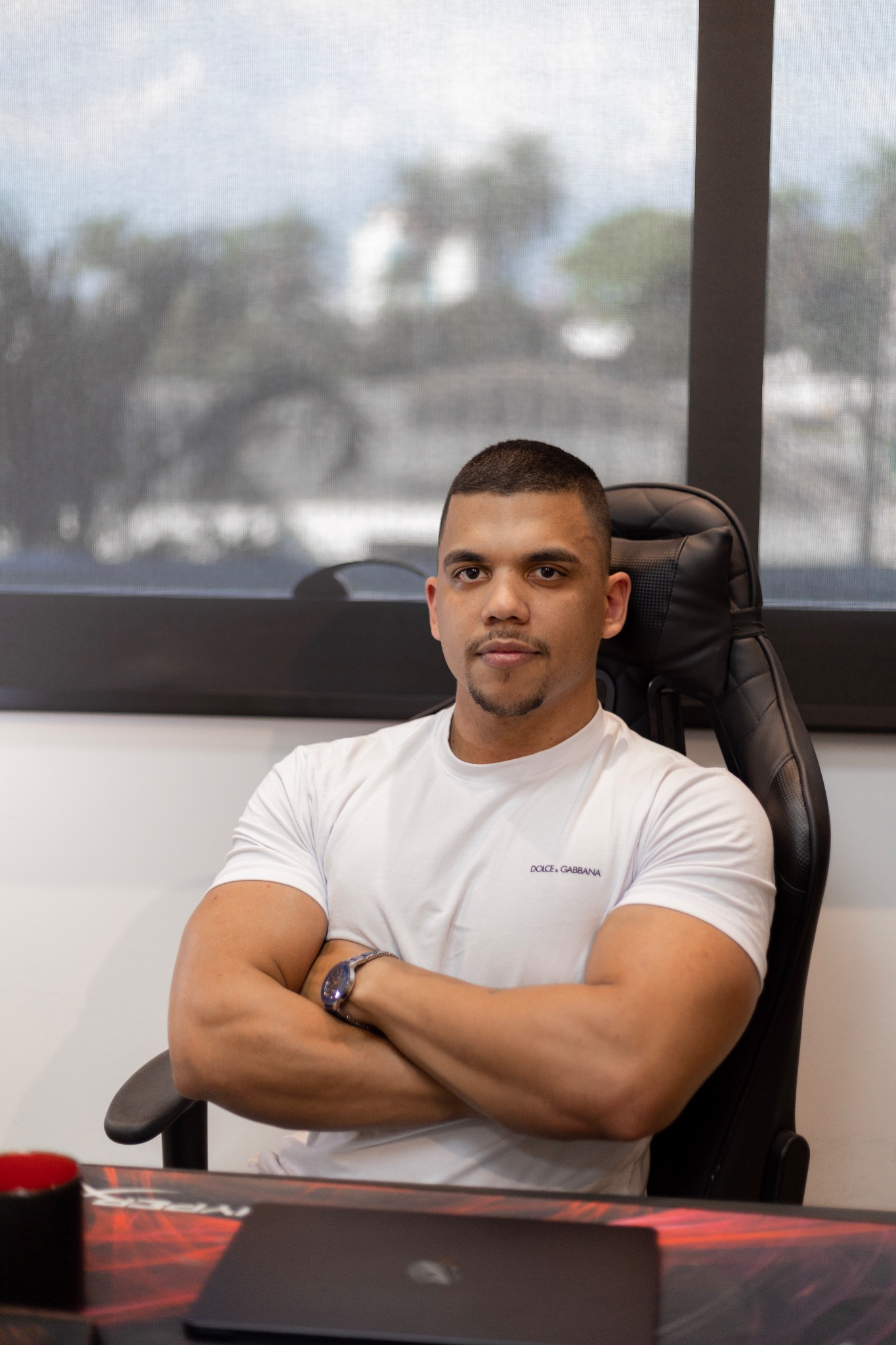 Cândido Netto, personal trainer online com foco em treino feminino, especialista em glúteo e definição corporal